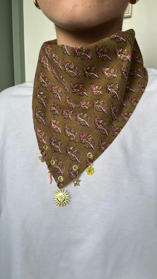 Foulard à charms Lucette, motif Indian Flowers, pièce artisanale Nine