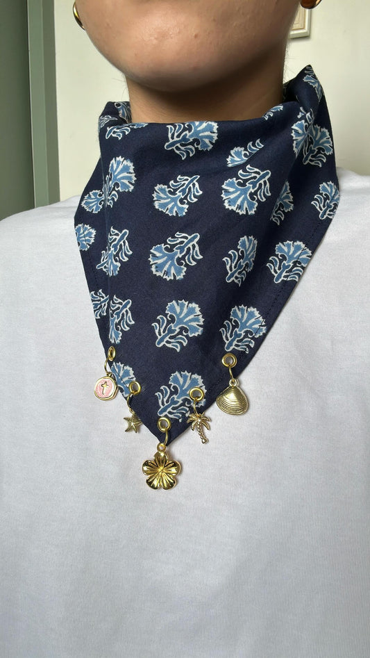 Foulard à charms Hélène, motif Indian Flowers, pièce artisanale Nine