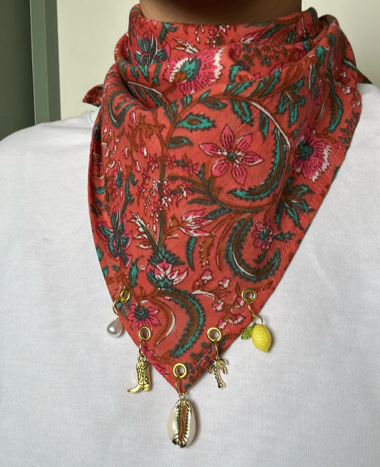 Foulard à charms Simone, motif Indian Flowers, pièce artisanale Nine