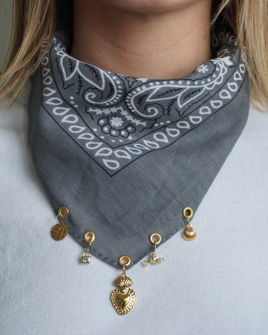 Foulard bandana gris à charms personnalisables Nine, fait main en France