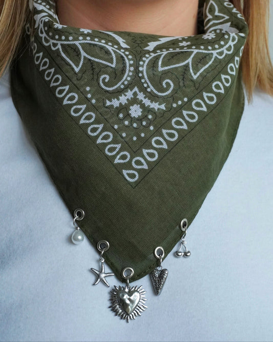 Foulard bandana kaki à charms personnalisables Nine, fait main en France