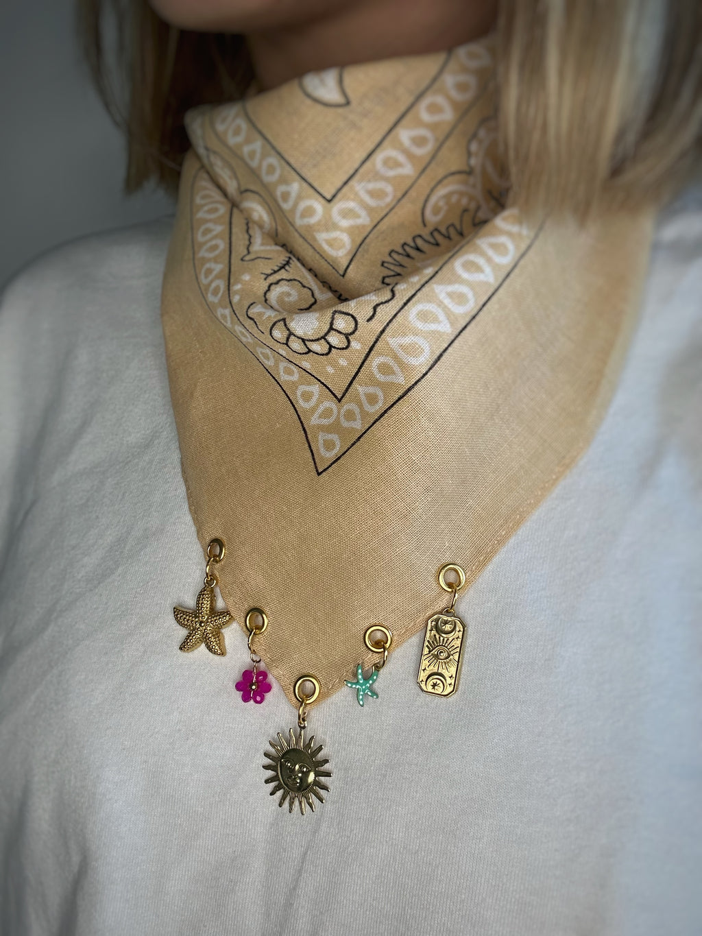 Bandana à charms Beige